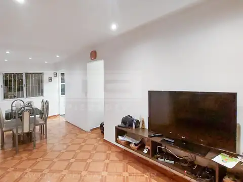 Carlos Casares al 2800 entre Sarratea y Fray Justo Santa María de Oro