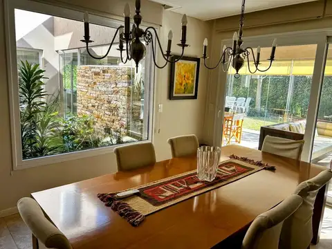 Casa en Alquiler con 4 cocheras