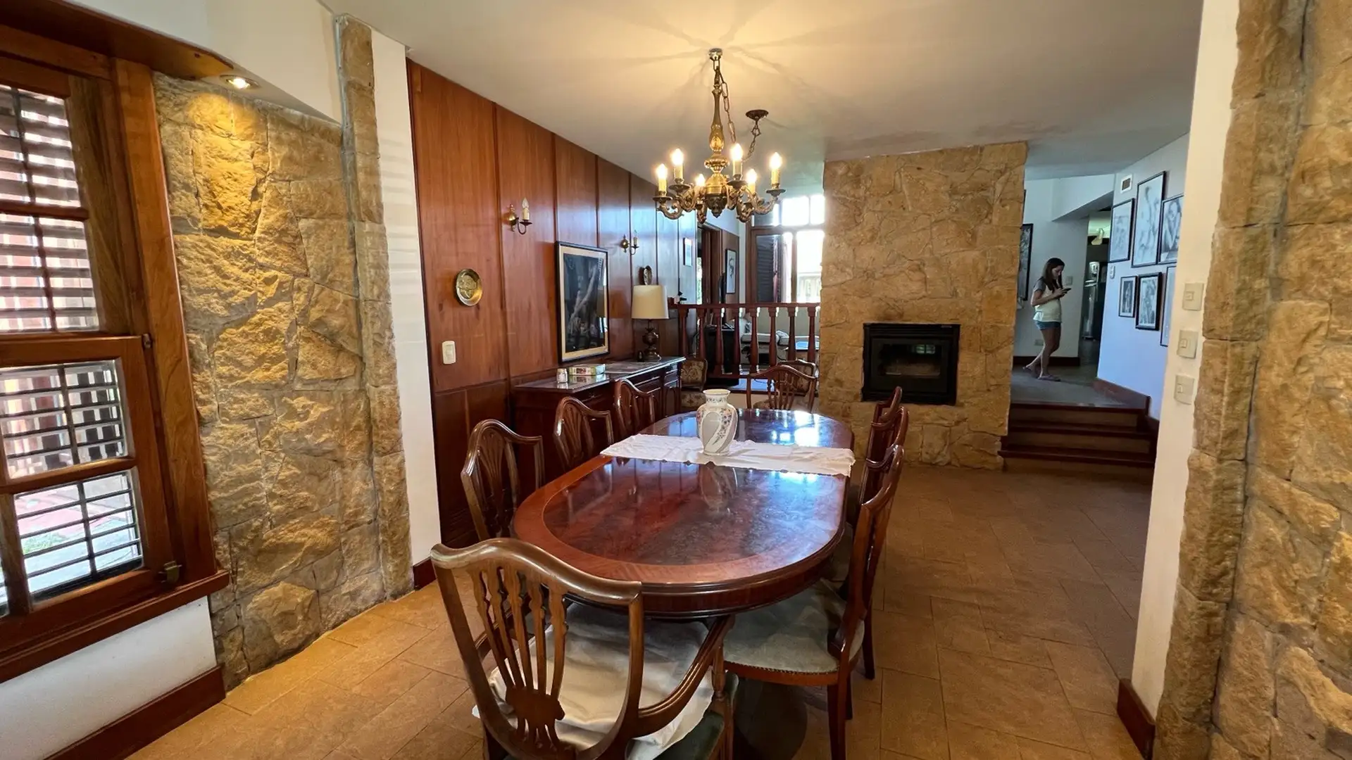 Chalet en tradicional barrio Los Troncos