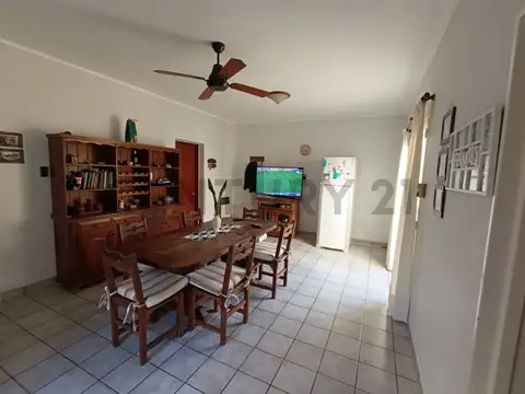 Casa 7 ambientes con 2 baños