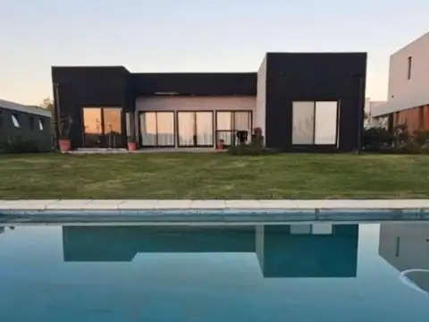Venta de Casa con Pileta.Barrio con salida al Rio El Naudir!