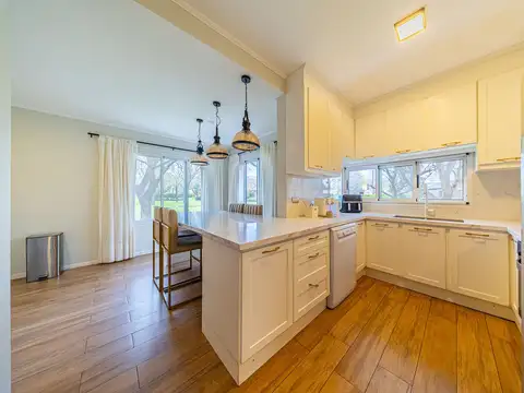 Casa 7 ambientes con 2 baños