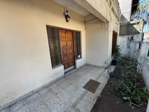 Casa 4 ambientes con 1 baño
