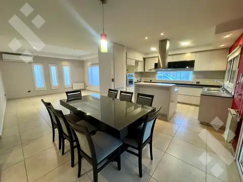Casa 6 ambientes con 2 baños