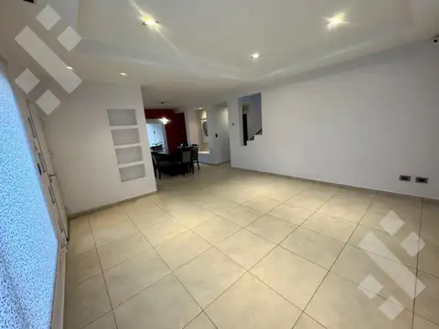 Casa en Venta con 4 cocheras