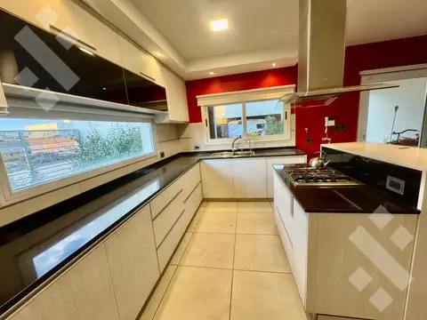 Casa venta 4 dormitorios Fernandez Oro
