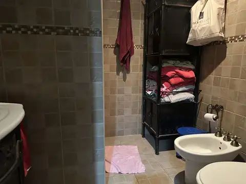 DEPARTAMENTO 2 AMBIENTES CON COCHERA Y PATIO. CASEROS NORTE