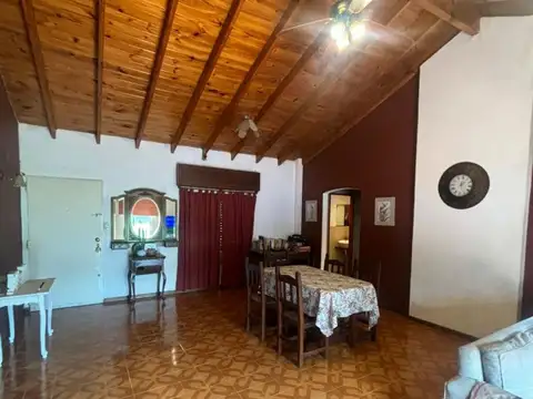 Casa 4 ambientes con 2 baños