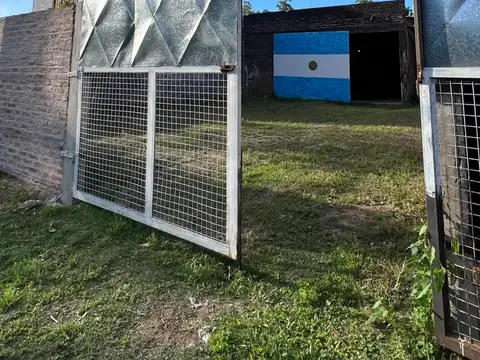 GALPÓN EN ALQUILER CON AMPLIO PATIO DELANTERO