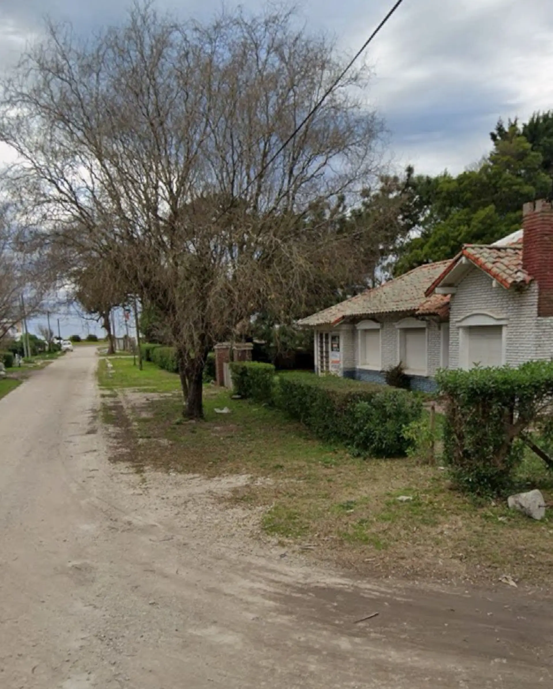 Chalet en un planta a refaccionar sobre Lote de 415m2, a 2 cuadras del mar!!!