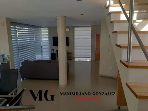 Casa en Alquiler con 1 cochera