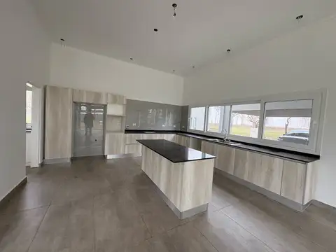 Casa en Alquiler con 2 cocheras