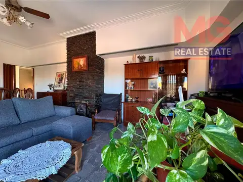 Casa de 4 amb. en 2 Plantas con Local comercial y cochera.