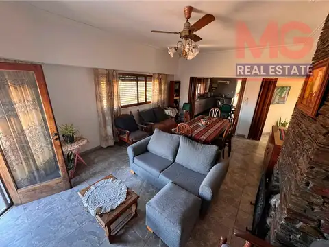 Casa de 4 amb. en 2 Plantas con Local comercial y cochera.