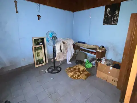Oportunidad Lomas del Mirador , departamento tipo casa dos ambientes con entrada para dos coches .