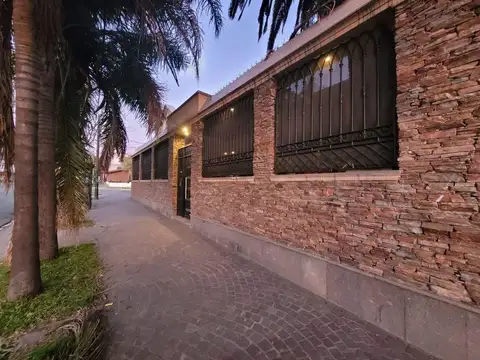Casa 9 ambientes con 3 baños
