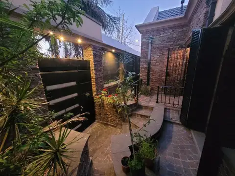 CHALET, 2 PLANTAS DE 9 AMBIENTES UNICO EN SU ZONA