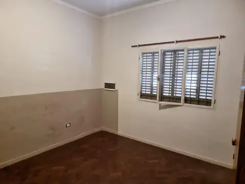 Casa 3 ambientes, entrada auto, patio y terraza