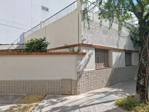Casa 3 ambientes, entrada auto, patio y terraza