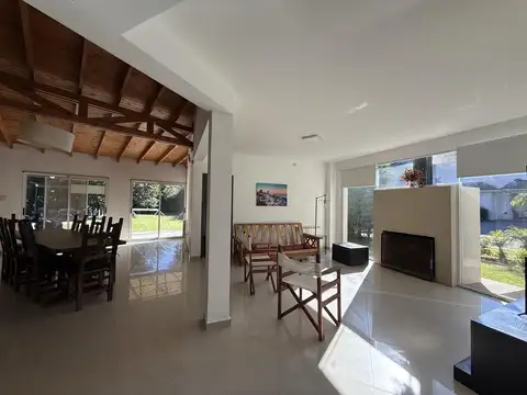 Casa en Alquiler con 4 cocheras