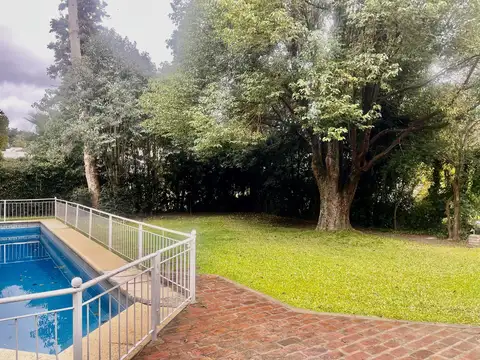 Casa en Alquiler con 4 cocheras