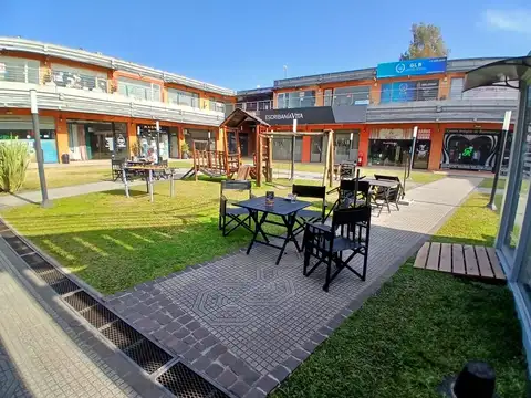 PLAZA CENTRAL EN UN IMPORTANTE COMPLEJ0 EN ALVAREZ