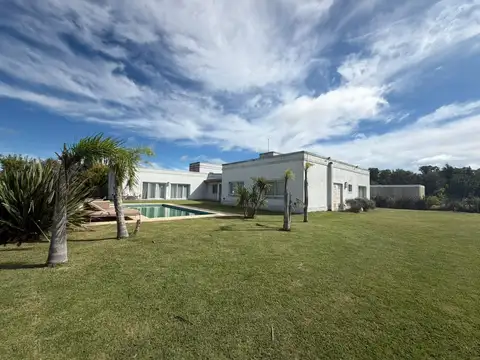 Casa 6 ambientes con 4 baños