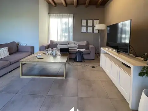 Casa en Venta con 3 cocheras