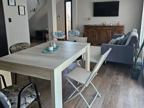 Casa en Alquiler con 2 cocheras