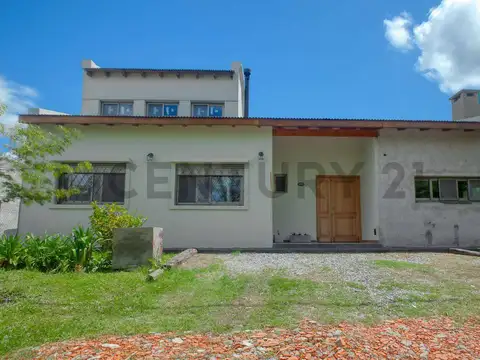 Casa en Venta en City Bell – Las Banderitas | 4 Dormitorios, Pileta y Parque