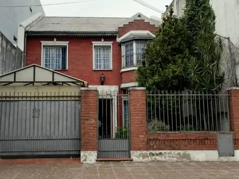 VENTA Casa 5 ambientes con quincho y pileta San Justo