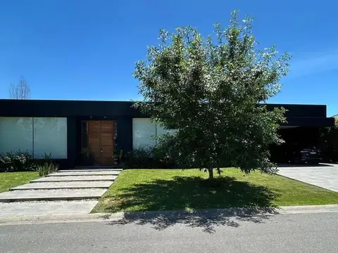 Venta excelente casa en Buenos Aires Village