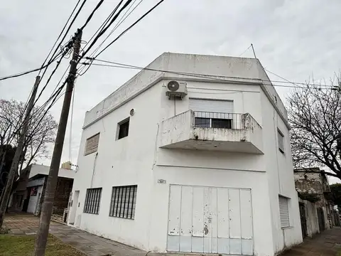 venta Casa con cochera  deposito terraza 4 ambientes