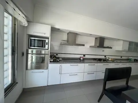 Casa en Venta con 3 cocheras