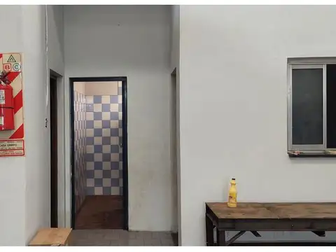 Excelente galpon de 300 m2 con gran altura