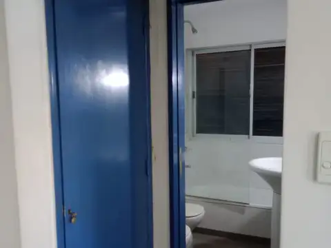 2 AMBIENTES AL  FRENTE CON BALCON