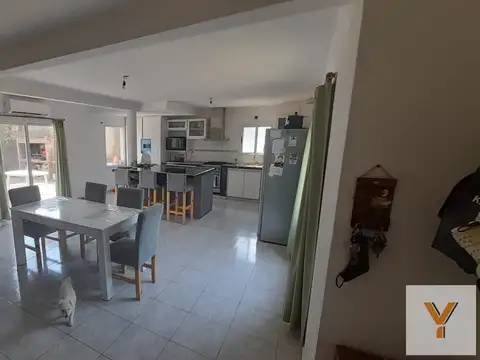 Casa 4 ambientes con 2 baños