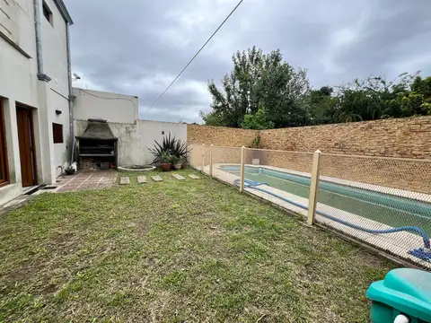 Casa en Venta  4 dormitorios parque y pileta  la plata