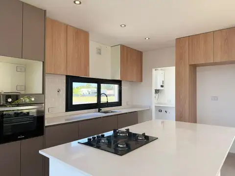 Casa 5 ambientes con 2 baños