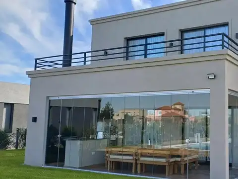 Casa en Venta con 4 cocheras