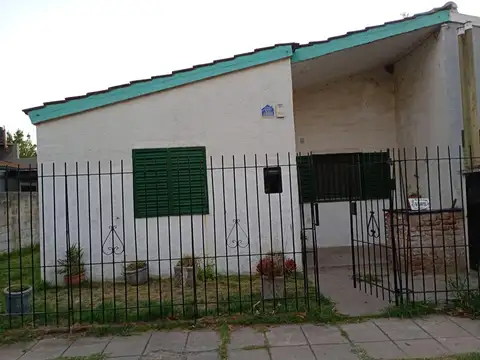 Casa en venta - 4 Dormitorios 1 Baño - Necochea