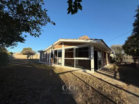Venta Excelente Propiedad De 2 Dormitorios Y Cochera A 100M De Ruta 28 En El Parador - Tanti