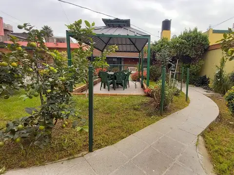 Casa 5 ambientes con 2 baños