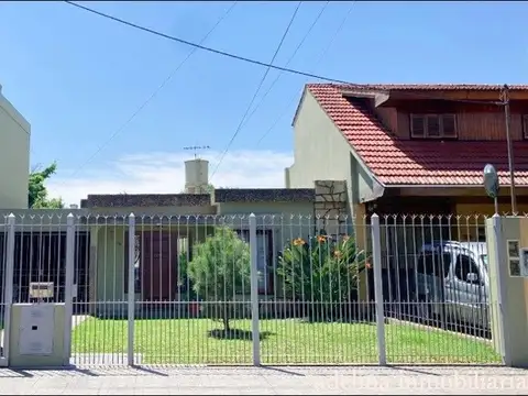 Casa con parque, cocheras y un departamento de 2 ambientes al fondo