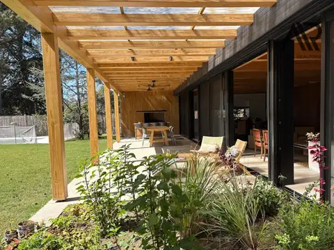 Casa 9 ambientes con 4 baños