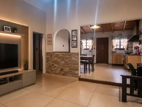 CASA 3 AMB VENTA BANFIELD CON FONDO GARAGE QUINCHO