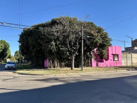 Terreno en Venta con Sup. total de 954 m2. Esquina Alberdi y Colón. Centro Campana