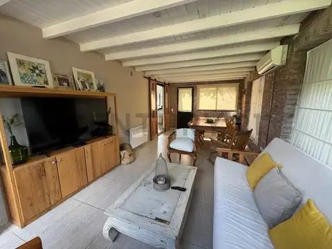 Casa en Alquiler con 2 cocheras