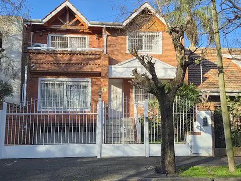 Alquiler Casa 6 ambientes en Acasusso. Garage, jardín y piscina.
