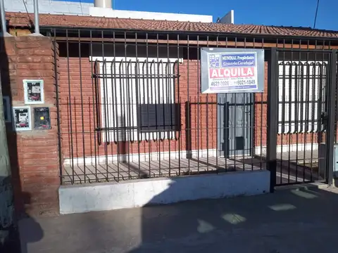 Barrio LOS ALAMOS. Chalet al frente con - 2 DORMITORIOS CON PLACARDS - LIVING- COCINA COMEDOR- BAÑO- PATIO-